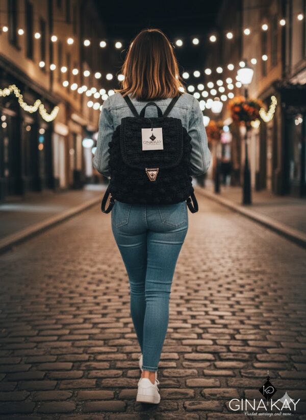 κοπέλα με σακιδιο μαύρο