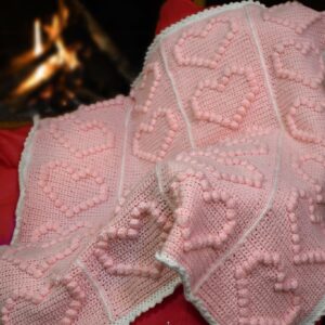 Κουβερτούλα ρόζ με ανάγλυφες καρδιές